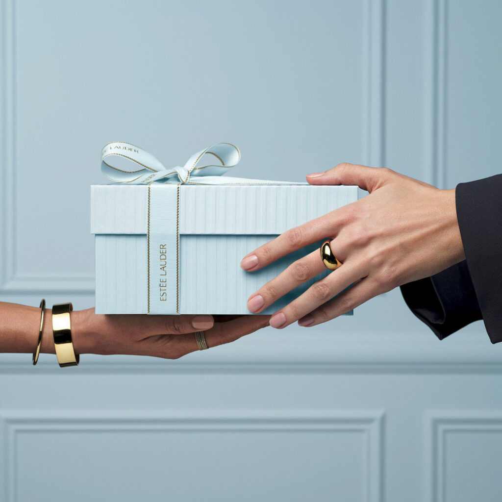 Estée Lauder luxury gift box exchange, showcasing premium skincare and makeup products in elegant packaging.